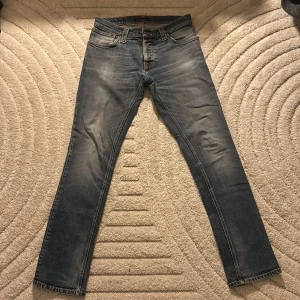 Nudie jeans Grim Tim - Ett par feta grim tims med skön tvätt. Storlek 32/34 men passar 32/32. Använda en del men sparsamt så inga större defekter