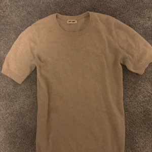 Beige kashmirtröja från Soft Goat - Säljer en stilren beige kashmirtröja från Soft Goat. Tröjan har korta ärmar och en rund halsringning, nypris 1895kr. 