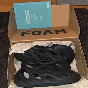 Svarta Adidas Yeezy Foam Runners - Säljer ett par svarta och marinblå Adidas Yeezy Foam Runners. Använda varsamt. Självklart äkta köpta från SNS 