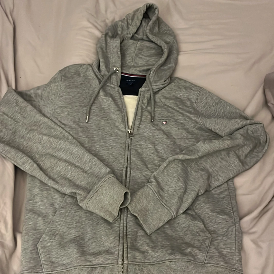 Grå hoodie från GANT