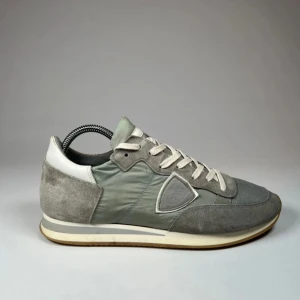 Philippe model skor - Riktigt snygga skor från phillipe model för endast 1800kr. Använda ett par gånger men inga defekter på skon utan bara lite smutsiga. Priset är inte hugget i sten och hör av dig under minsta fundering. Skorna är i storlek 42 men passar för 43 också.