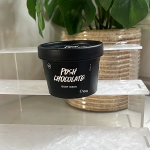 Posh Chocolate Body Wash - En lyxig body wash med chokladdoft i en svart burk på 100g. Perfekt för en härlig duschupplevelse med en krämig konsistens som lämnar huden mjuk och väldoftande.endast testad en gång se bild 