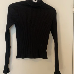 Långärmad tröja polo - Tröja med krage ribbad ifrån h&m knappt använd 