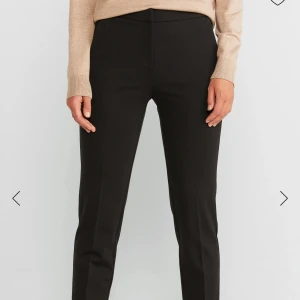 Svarta kostymbyxor från Stockh LM - Eleganta svarta kostymbyxor från Stockh LM med en klassisk och stilren design. Perfekta för en professionell look eller en mer uppklädd stil. Byxorna har en rak passform och är tillverkade i ett bekvämt material. Modell: Petra Jersey, storlek 44