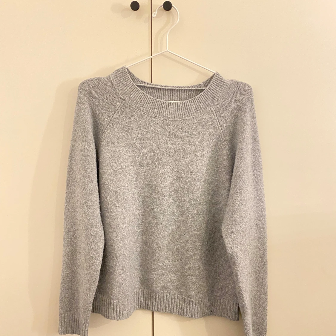 Grå stickad tröja