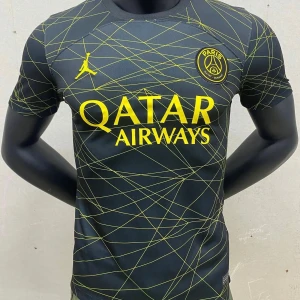 Svart och gul PSG fotbollströja - Snygg PSG fotbollströja i svart med gula detaljer och mönster. Tröjan har korta ärmar och är perfekt för alla fotbollsfans. Den har klubbens emblem och sponsorlogga på framsidan.