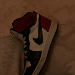 Nike Air Jordans i svart, vitt och rött - Snygga Nike Air Jordans i klassisk färgkombination av svart, vitt och rött. (DE TVÄTTAS INNAN LEVERANS) pris går stt diskutera