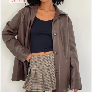 Brun skinnjacka från Motel - Snygg brun skinnjacka från Motel rocks med knappar framtill. Den har en quiltad insida. Endast använd få tal gånger och är i perfekt skick. Köpt för ca 1500kr. Den är slutsåld på hemsidan. 