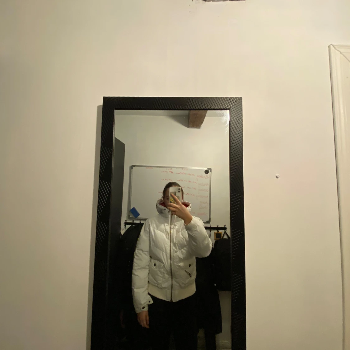 Vit vintage pufferjacka med rött på insidan. - 90