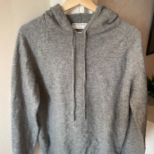 Ull hoodie från Tiger of Sweden - Säljer en stilren grå hoodie i 100% ull  från Tiger of Sweden. Modellen heter Nakkne och är i fint skick. Storleken är uppskattningsvis Small. Perfekt för en avslappnad look. Nypris 2000kr