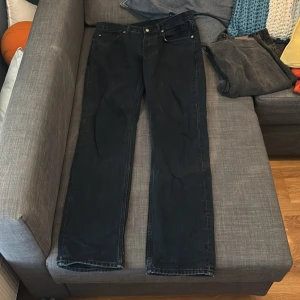 Mörkblåa jeans från Sandro - Säljer dessa jeansen från Sandro. Köpta second hand men väldigt bra skick på dem. Storlek 32.