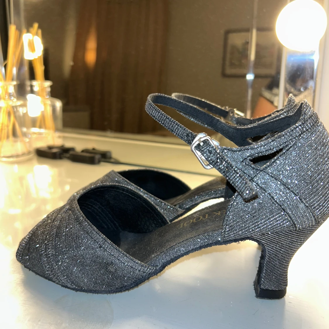 Glittriga svarta sandaler från Worktool - 90