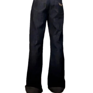 Mörkblå Arizona jeans - assnygga baggy mörkblåa jeans med en broderad detalj på bakfickan. midjemåttet är 84cm, innerbenslängden är 89cm och ytterbenslängden är 120cm 