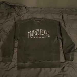 Tommy Jeans Tröja - Tröja från Tommy Jeans med ”vintage look”. Tröjan är endast använd ett fåtal gånger. Nypris 1200kr. 