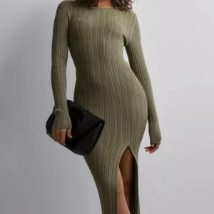  Ribbad klänning från ONLY - Snygg ribbad klänning från ONLY med lång ärm och en stilren slits framtill. Perfekt för en chic och elegant look. Klänningen har en tight passform som framhäver figuren.