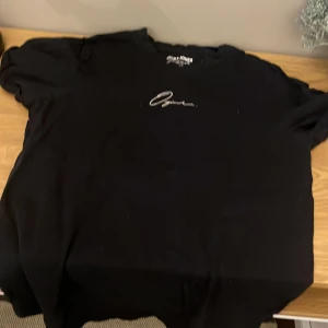 Svart t-shirt från Jack & Jones - Säljer en stilren svart t-shirt från Jack & Jones Originals. T-shirten har en diskret logga på bröstet och är tillverkad i mjukt material för en bekväm passform. Perfekt för en avslappnad look.