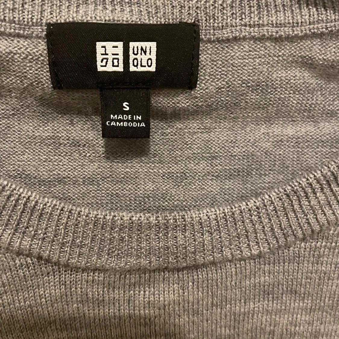 Grå merinoull tröja från Uniqlo - 90