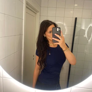 Old money tröja från Ralph Lauren - ORGINALPRIS 595, säljer för 60% av priset. Såå fin mörkblå tröja från Ralph Lauren. Sitter så fint. Storleken är konstig, men det är basically en S! 