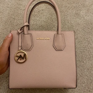 Rosa handväska från Michael Kors - Sjukt fin väska från Michael kors. Nyskick, nästan aldrig använd. Pris kan diskuteras.