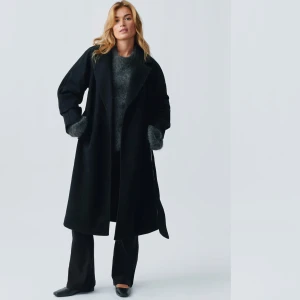 Svart kappa - Elegant svart kappa med långärmad design och klassisk passform. Perfekt för kyligare dagar med sin stilrena look. Från gina tricot och kostar 799💕💕