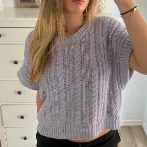 Ljuslila stickad tröja - Säljer en söt ljuslila stickad tröja med korta ärmar och ett flätmönster. Supersnygg och jättefin lavendellila färg💜🥹storlek L men passar även M-S