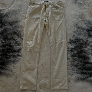 Massimo dutti chinos - Massimo dutti chinos i ett bra skick inga fläckar eller hål trots att de är krämvita. Storlek L, skulle uppskatta storleken till runt 34.34 i svenska storlekar. Hör av dig vid frågor eller funderingar. MVH/ Båstad pluggen