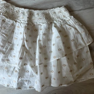 Zara kjol - Volangkjol från Zara i bra skick! 