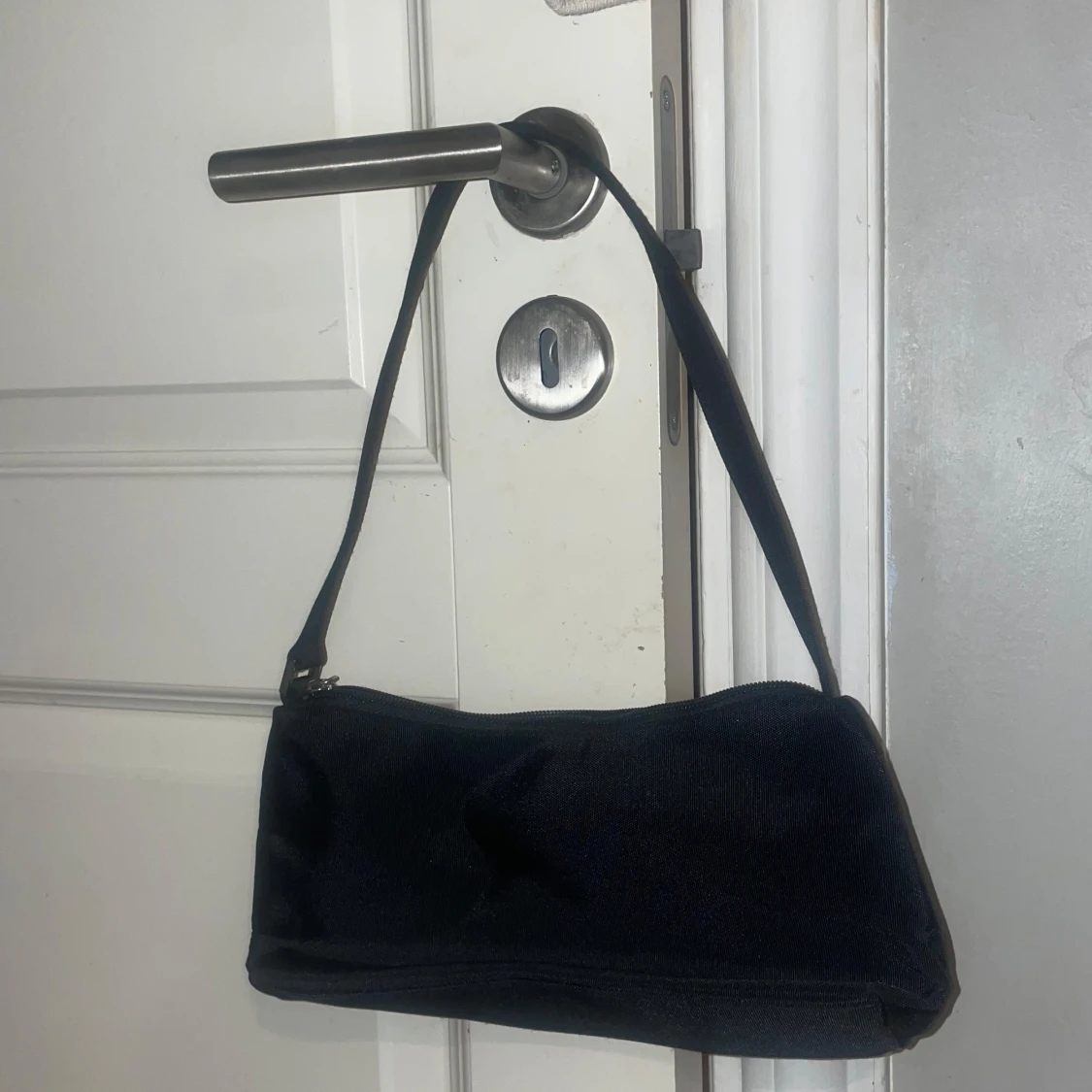 (HELT NY) Svart axelväska med dragkedja
