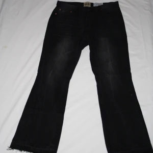 Gallery dept jeans  - Svarta gelley dept jeans. Använda ett fåtal gånger. Storlek: midja ca 41cm, längd ca 108cm.