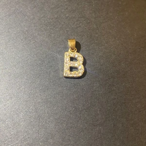 Bokstavsberlock- B - Super fint berlock i bokstaven B. Ca 9 mm- 1 cm i höjd.💗