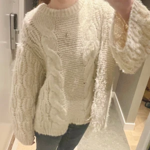 Stickad tröja - Mysig stickad tröja från vero moda man kan ha den på en kall vinter dag eller mysa vid brasan🥰