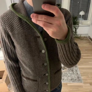 Stickad cardigan med luva  - Tjena! Säljer en as fet cardigan i toppskick, priset kan såklart diskuteras🤝