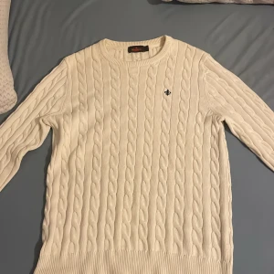 morris tröja vit  - Hej säljer en morris tröja ligger 1500 den är helt ny 