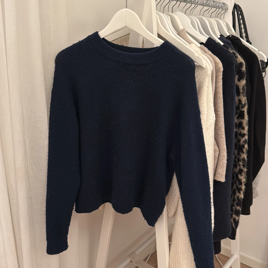 Mörkblå stickad tröja från H&M