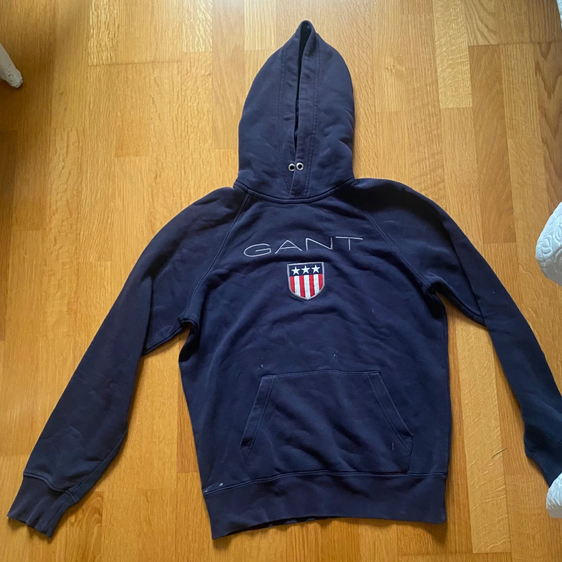 Mörkblå hoodie från GANT