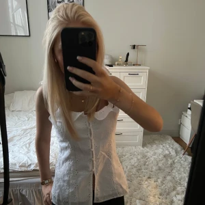 Vit blus - Säljer en helt oanvänd blus från H&M, prislappen sitter kvar! Finns en liten fläck på den som var där när jag köpte den men det är inget som syns när den sitter på, går säkert bort i tvätten. Köparen står för frakt ❤️