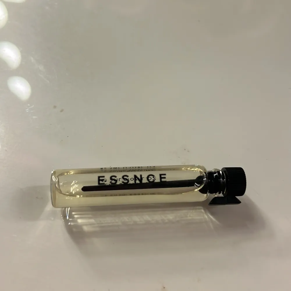 En liten parfym från essence i doften ”coco on the beach”. Är en unisex doft så både tjejer och killar kan ha den!. Perfume.