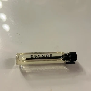 Parfym Essence - En liten parfym från essence i doften ”coco on the beach”. Är en unisex doft så både tjejer och killar kan ha den!