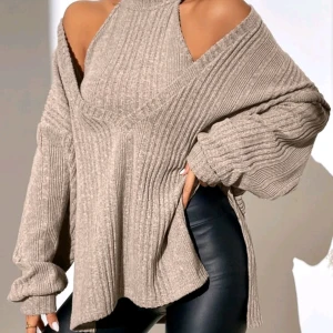 Beige ribbad offshoulder tröja - Trendig beige ribbad tröja med offshoulder-design och långa ärmar. Perfekt för en stilren och avslappnad look. Passar bra till allt.