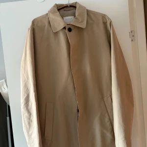 Jack & Jones Premium - trenchcoat - Som ny! Använd fåtal gånger. Tveka inte höra av er!