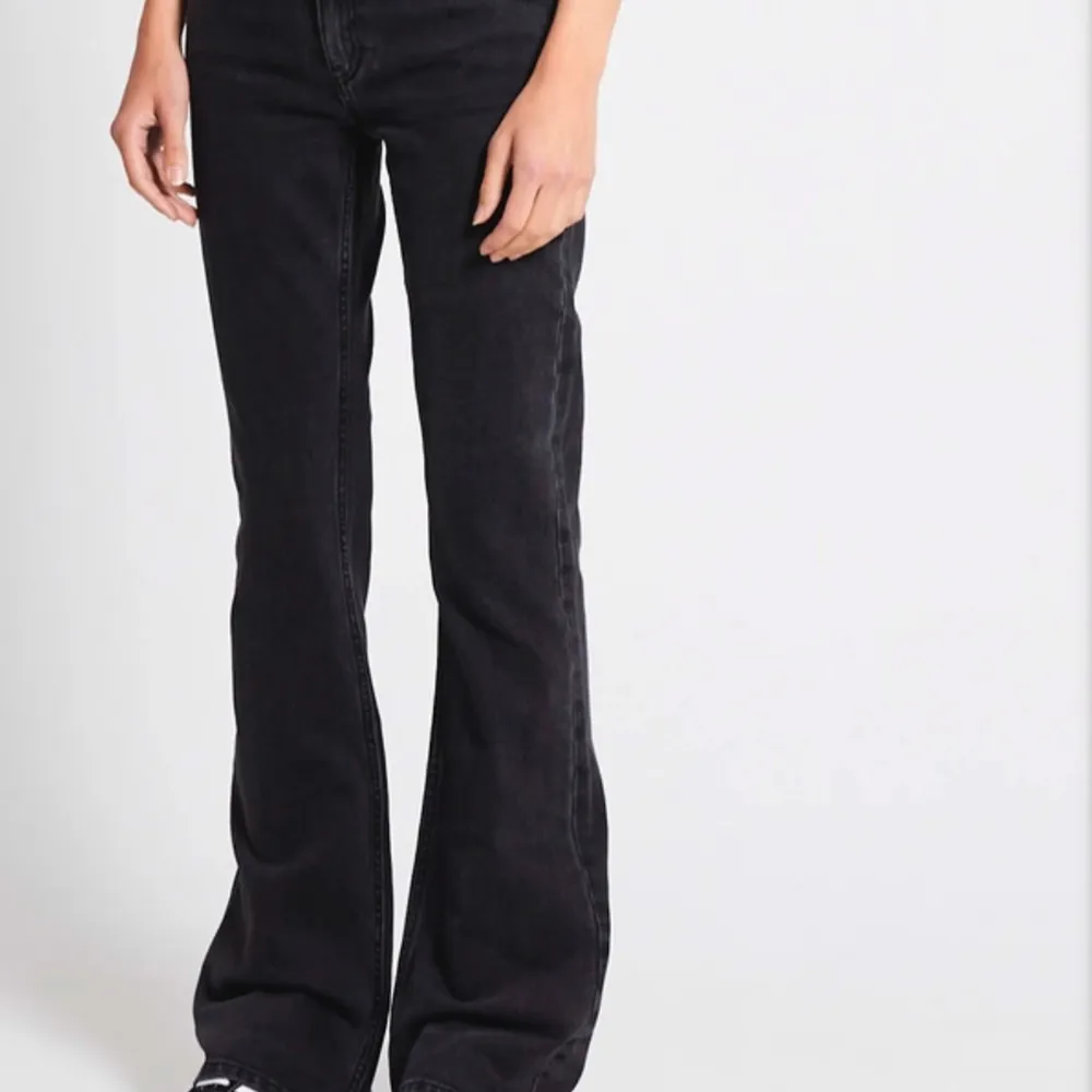 Snygga svarta bootcut jeans som är low boot. Jätte sköna, endast använda 1 gång😌. Farkut & Housut.