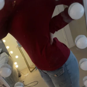 Röd långärmad tröja - Säljer en stilren röd långärmad tröja med en v-ringad hals. Perfekt för en avslappnad look. Passar bra till jeans eller kjol.