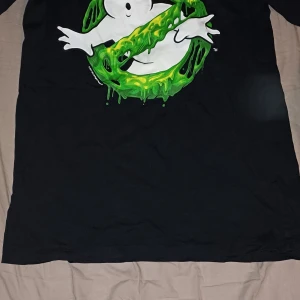 Ghostbusters t-shirt  - En t-shirt med Ghostbusters spöke på. Köpt på H&M