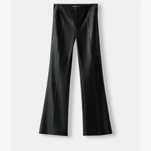 Svarta skinnbyxor - Snygga svarta skinnbyxor med låg midja och bootcut. Super snygga och passar mig som är 170❤️skriv för fler frågor 