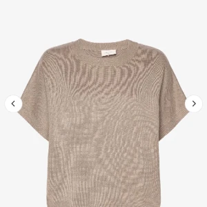 Beige stickad topp från Joseph - Snygg beige stickad topp från Joseph med korta ärmar och rund hals. Perfekt för lager-på-lager eller som den är. Enkelt och stilrent plagg för alla tillfällen.