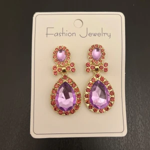 Lila och rosa örhängen - Eleganta örhängen med stora lila droppformade stenar omgivna av små rosa stenar 💓