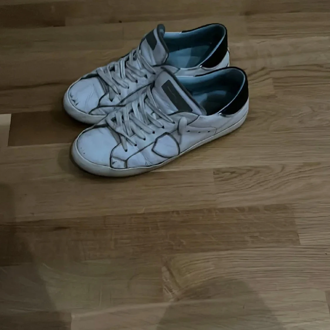 Vita sneakers från Philippe Model