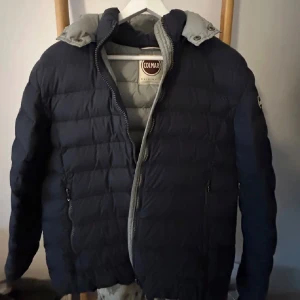 Colmar vinterjacka  - Säljer denna sjukt snygga colmar jacka som har avtagbar luva så passar perfekt till båda höst, vår och framförallt vintern! Storlek 50 vilket motsvarar storlek M-L. Färg : navy blå. Skick 9/10. Kan gå ner i pris vid snabb affär. Hör av dig vid minsta fundering!💯