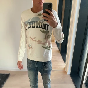 Dondup Tröja  - Dondup Tröja med militär färgade inslag, storlek S men passar M, jag är 187cm och väger ca 65kg.