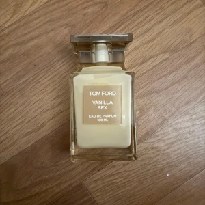 Tom Ford Vanilla Sex Eau de Parfum - Elegant och lyxig parfym från Tom Ford med en sensuell doft av vanilj. Flaskan är stilren och rektangulär i glas med en silverfärgad kork. Innehåller 100 ml Eau de Parfum.